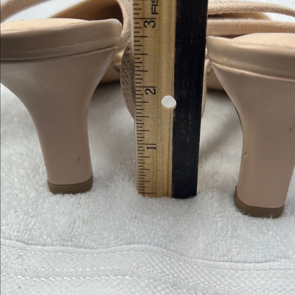 Lauren Blakwell , Nude Pointed-Toe Heels - Picture 5 of 7